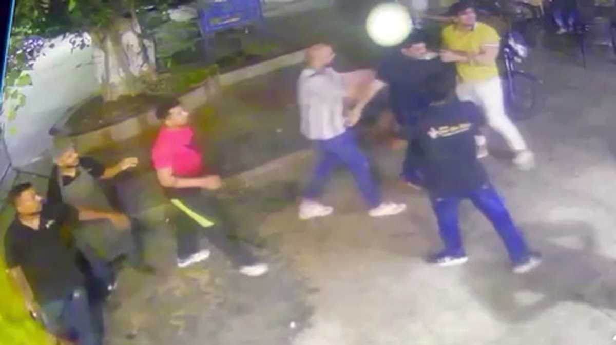 खाने के 650 मांगे तो दबंगों ने कर दी रेस्टोरेंट कर्मियो की पिटाई, घटना सीसीटीवी में कैद खाने के 650 मांगे तो दबंगों ने कर दी रेस्टोरेंट कर्मियो की पिटाई, घटना सीसीटीवी में कैद